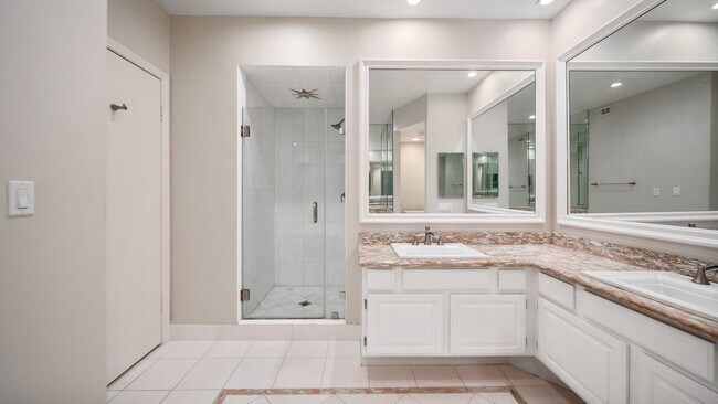 Building Photo - 2 bedroom 2.5 bathroom