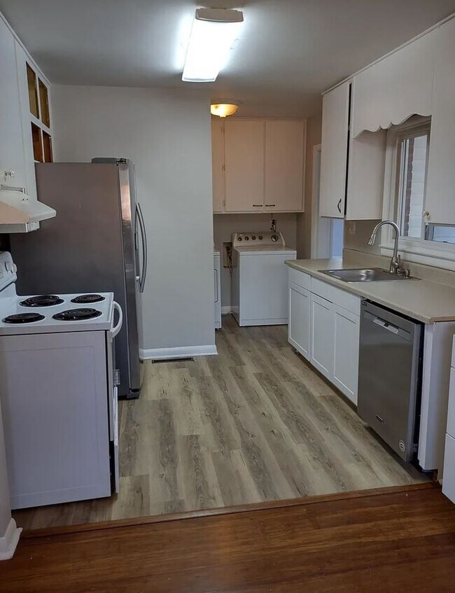 Building Photo - Updated 3 bedroom home located off Bardsto...