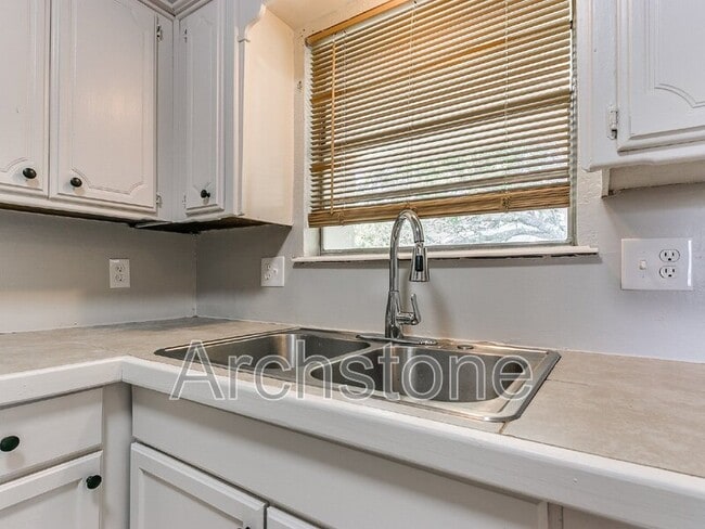 Building Photo - 8814 NE 13th St