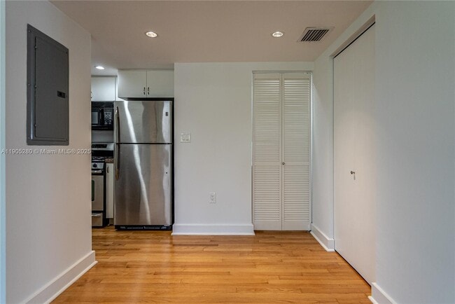 Building Photo - 2425 Flamingo Pl