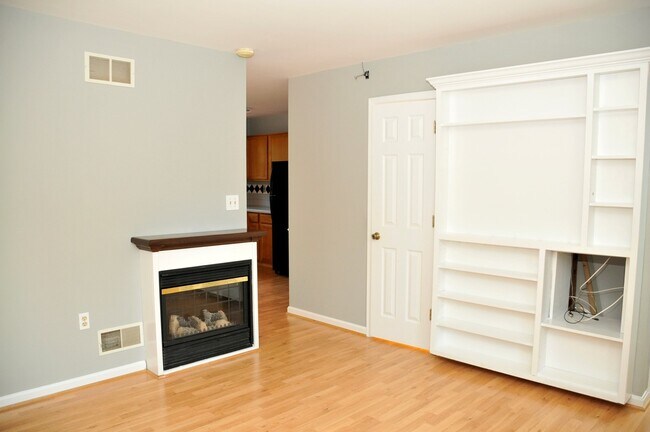 Building Photo - Charming End-Unit Townhouse in Mt. Airy Manor Community