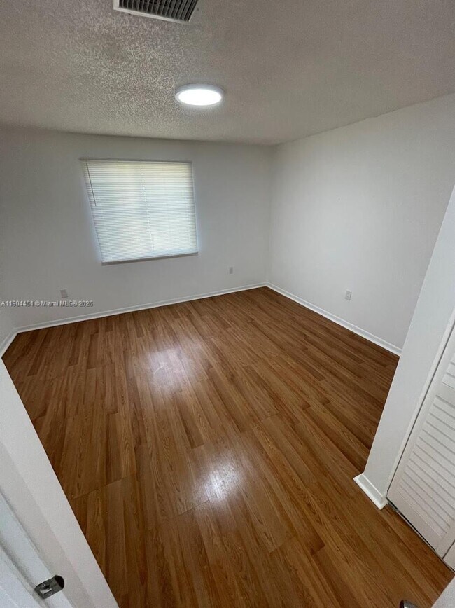 Building Photo - 1165 NW 125th Pl