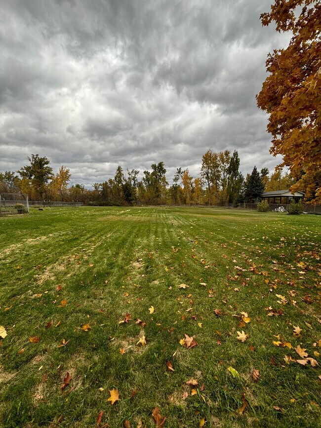 Building Photo - Spacious 4BR, 2.5BA home on 1.3 acres in Orchard Homes