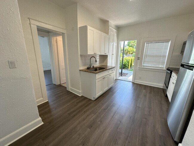 Building Photo - 215 S Seacrest Blvd
