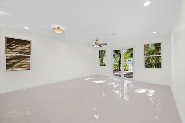 Building Photo - 1432 SW 4th Ave