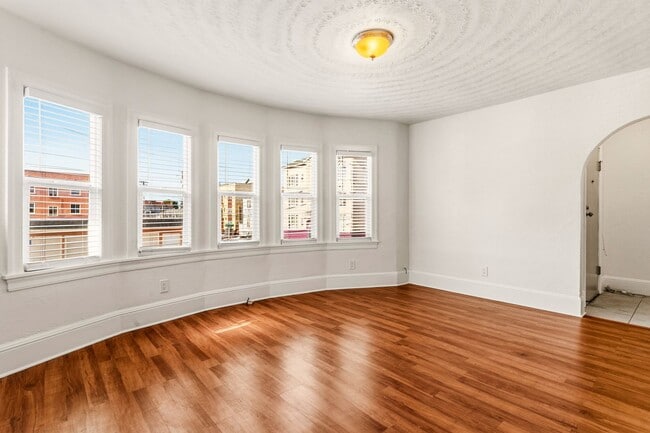 Building Photo - Spacious 3-Bedroom House in Oakland's Meadow Brook