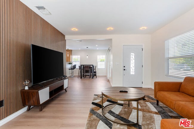 Building Photo - 1419 N Orange Dr