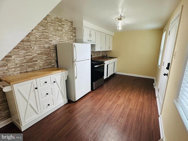 Building Photo - 25 Degrange St