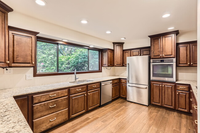Building Photo - 1759 Marylhurst Dr