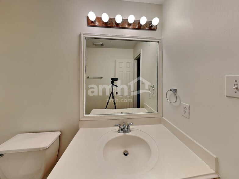 Building Photo - 2610 Dawn River Ln