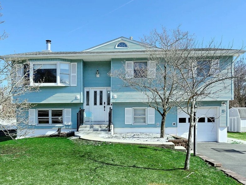 Primary Photo - 15 Castle Ct