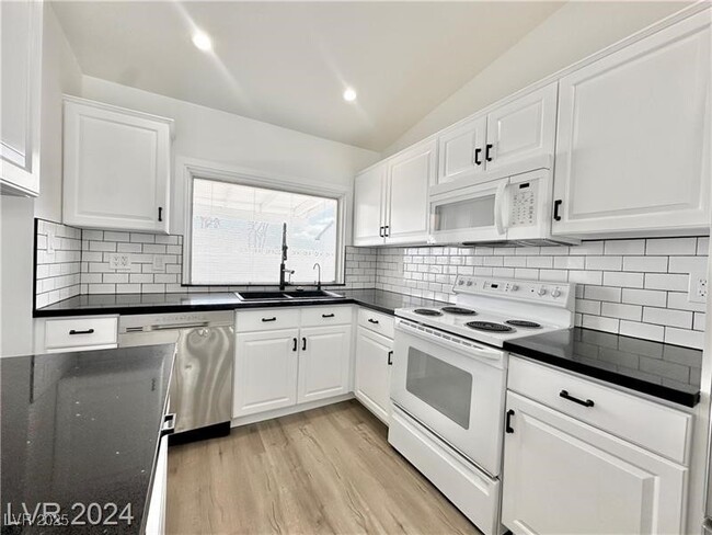 Building Photo - 401 Holcomb