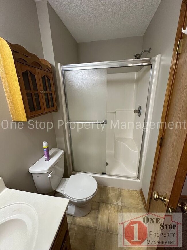 Building Photo - Spacious 3 Bed, 3 Bath Home in Raymore wit...
