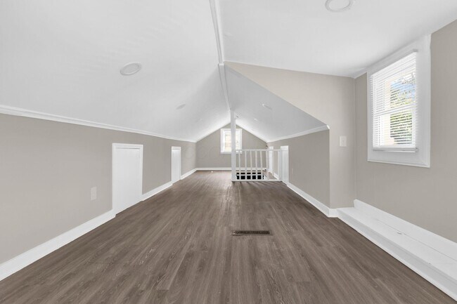 Building Photo - 1059 Lawrence Dr