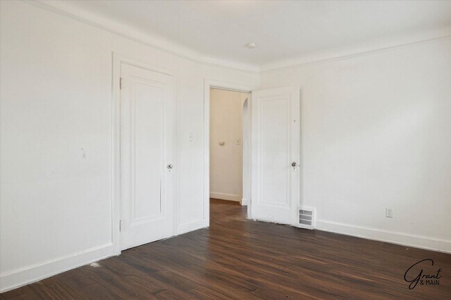 Building Photo - $1,200 - Large East Side 3 Bedroom