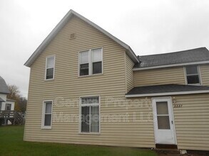 Building Photo - 2 bed 1 bath apartment available June 1st!