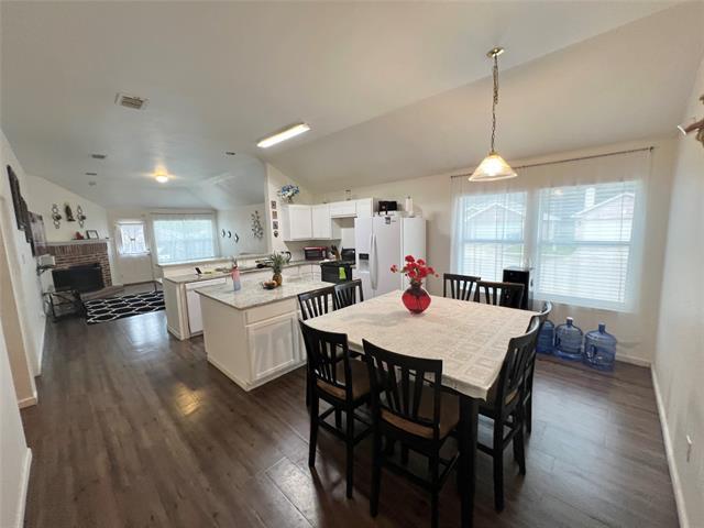 Building Photo - 1923 Pin Oak Ln