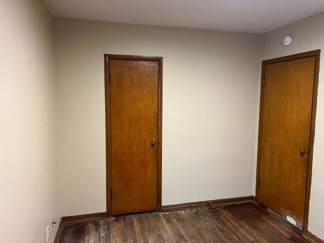 Building Photo - 4 Bedrooms! 2 Baths! $1350!