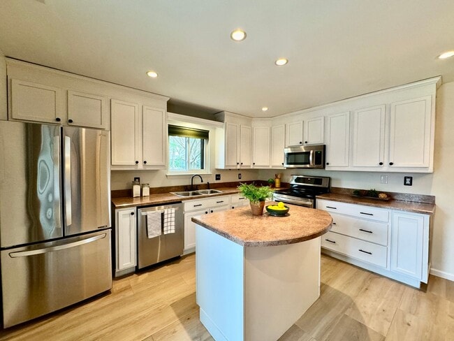 Building Photo - READY 06-11-26!! Fantastic Condo By The Beach! Fenced Patio - All Appliances - Community Pool!