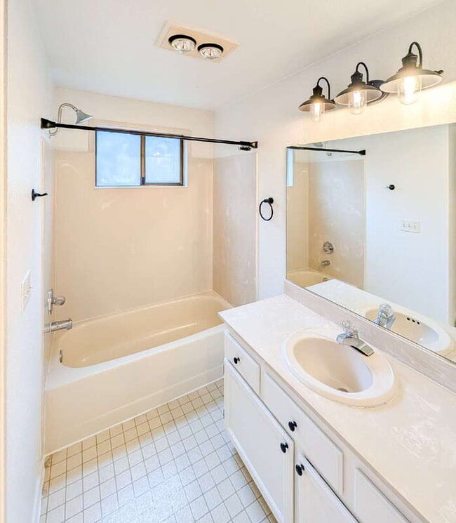 Building Photo - 115 E Jonathan Rd