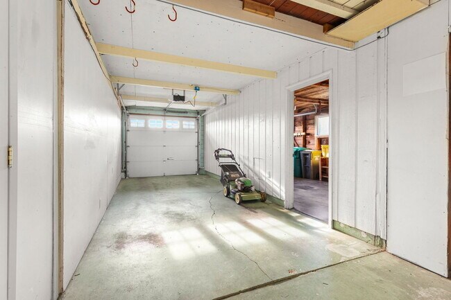 Building Photo - 2637 NE 138th Pl