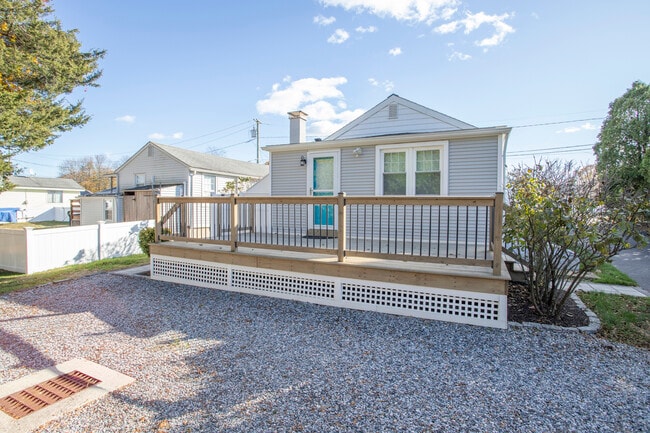 Building Photo - 10 Dorothy Rd