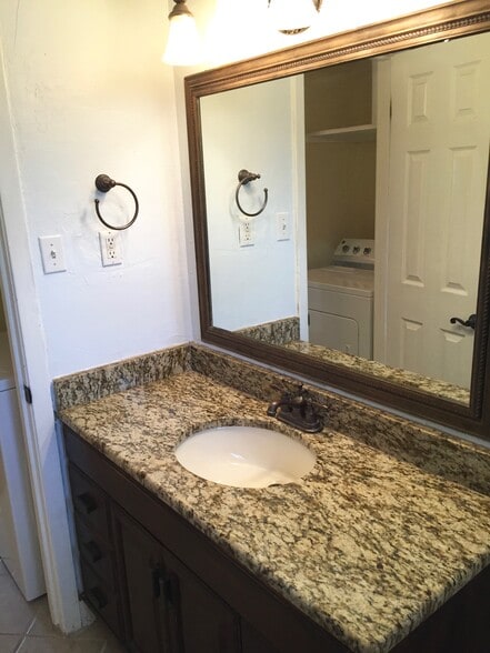 Building Photo - 1405 Green Forest Dr