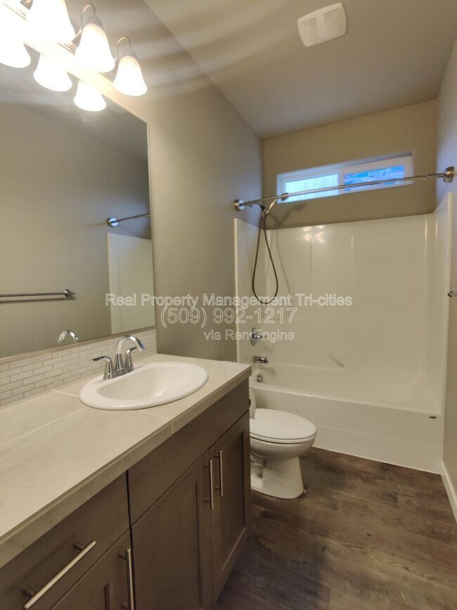 Building Photo - 8817 Grandview Dr