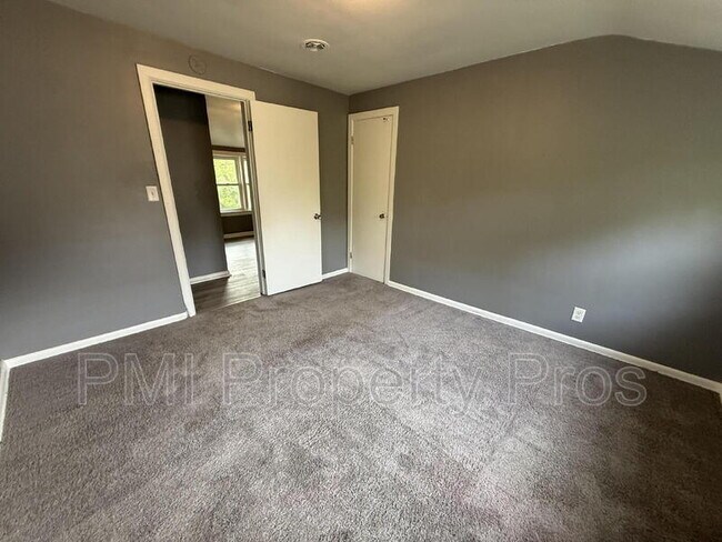 Building Photo - 6618 N 56th St