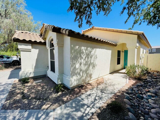 Building Photo - 841 E Lovegrass Dr
