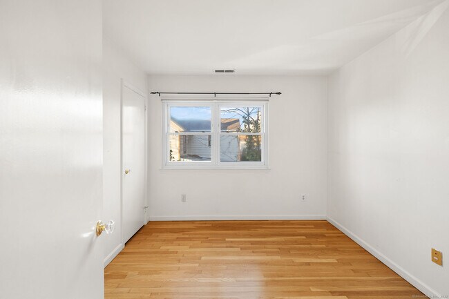 Building Photo - 49 Pemberwick Rd