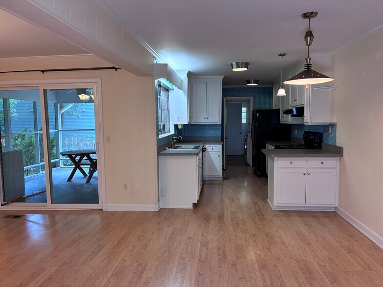 Building Photo - 3649 Pineview Cir