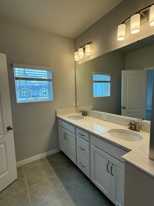 Building Photo - BRAND NEW TOWNHOUSE  3 BEDROOM 2.5 BATHROO...