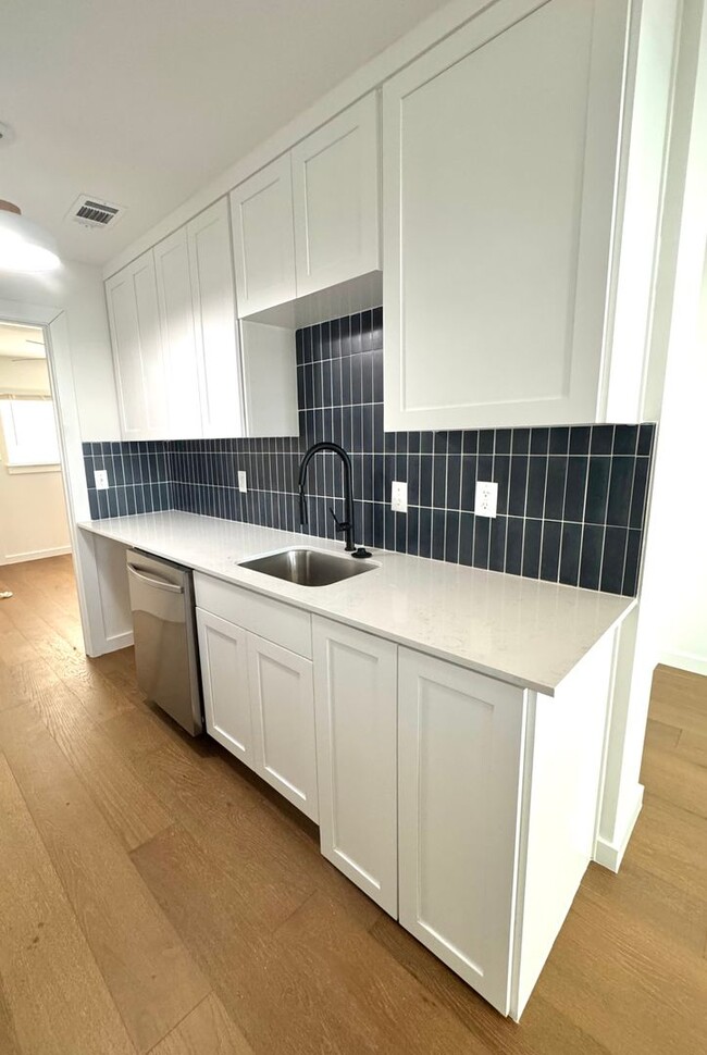 Building Photo - Remodeled Condo 2 Blocks to St. David's Me...