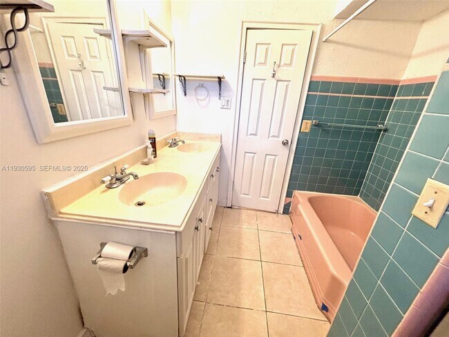 Building Photo - 724 Moffett St