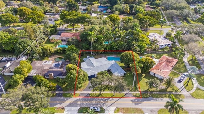 Building Photo - 812 Holly Ln