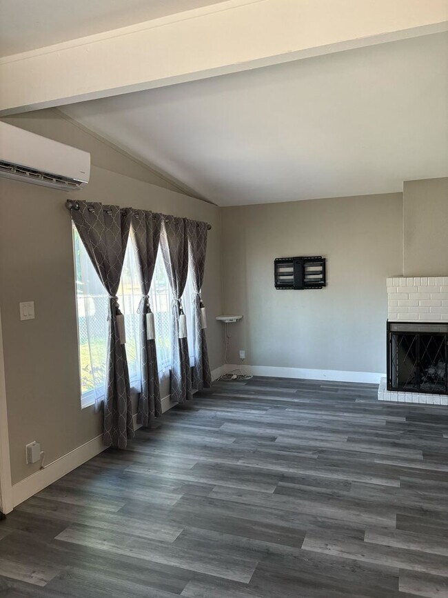 Building Photo - Comfortable 3-Bed Home in Prime Sacramento...
