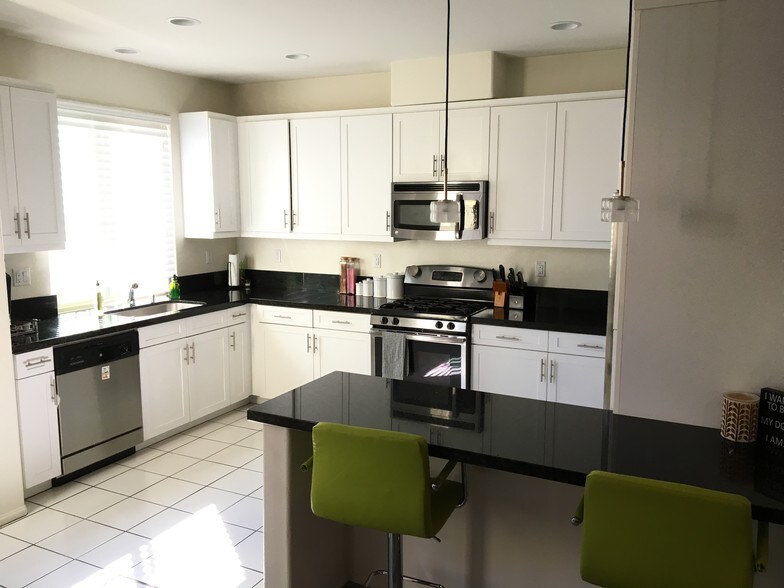 Stainless steel appliances included - 10958 Kittridge St
