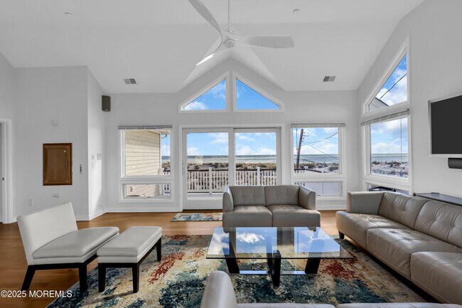 Building Photo - 913 N Ocean Ave