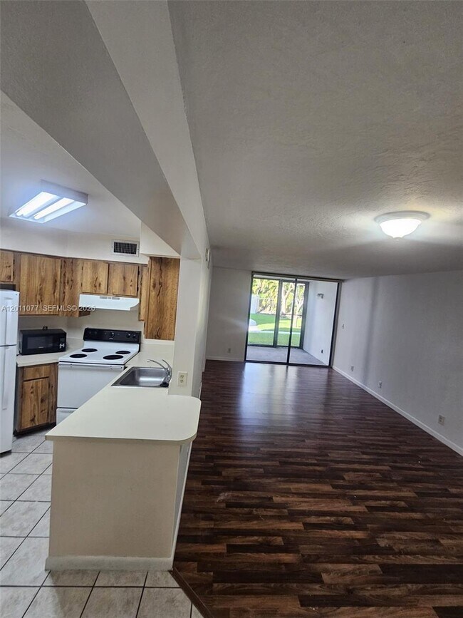 Building Photo - 211 Lake Pointe Dr