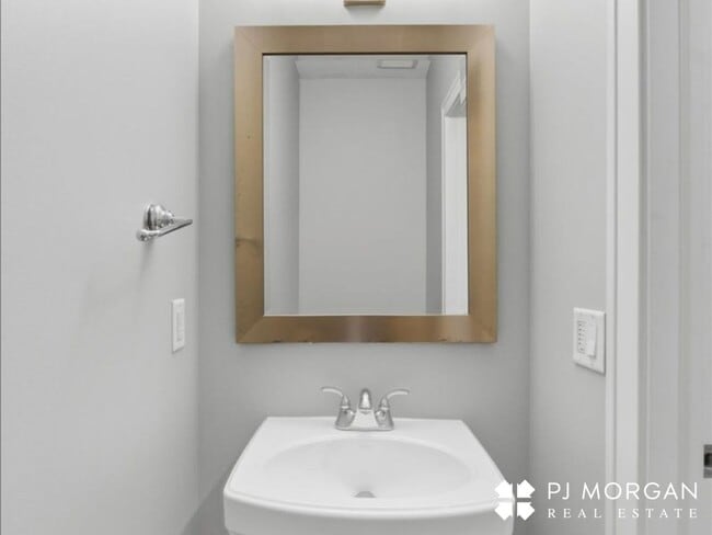 Building Photo - 2 Bedroom, 2 Bathroom Townhouse - Available Immediately