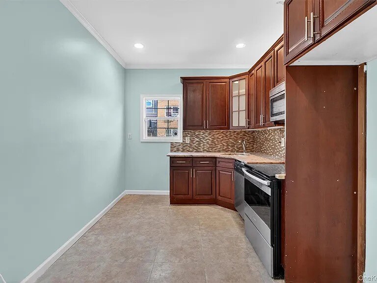 Building Photo - 636 Throgs Neck Expy