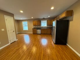 Building Photo - 123 Pearl St