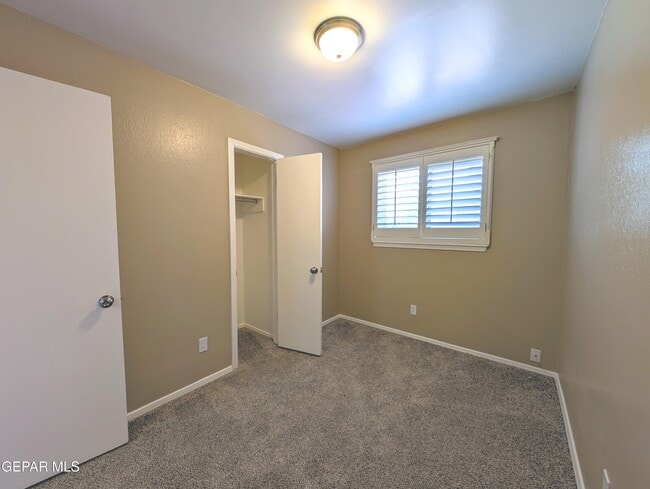 Building Photo - 612 Somerset Dr