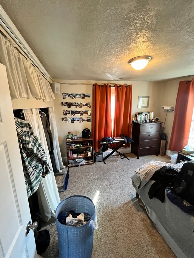 Building Photo - Stunning 4 Bed Home West of Drake