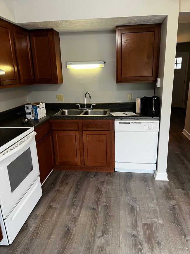 Building Photo - 707 Forest Ln