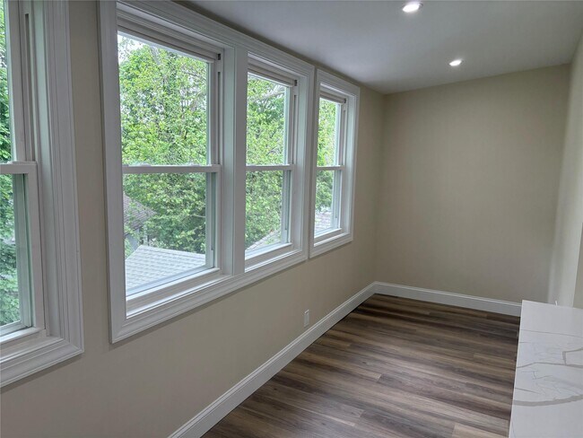 Building Photo - 74 Rossmore Ave