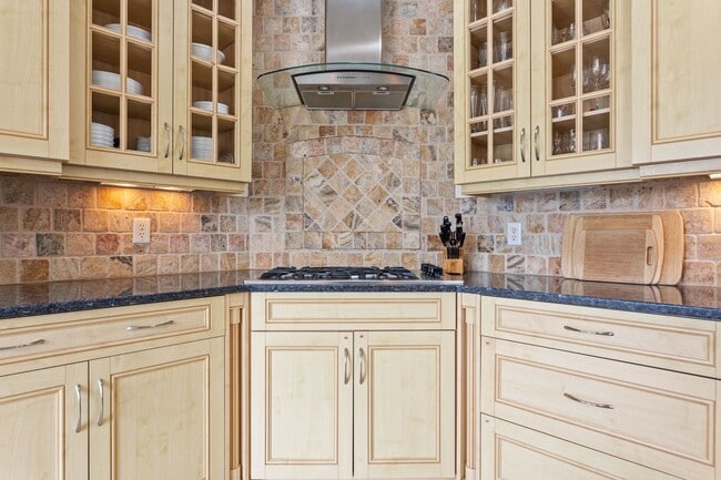 Building Photo - Welcome to your dream home in Norfolk, Virginia!