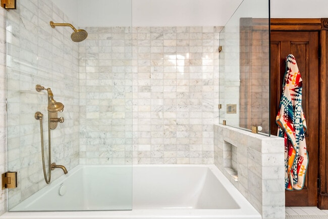 Building Photo - 2234 NW Johnson St