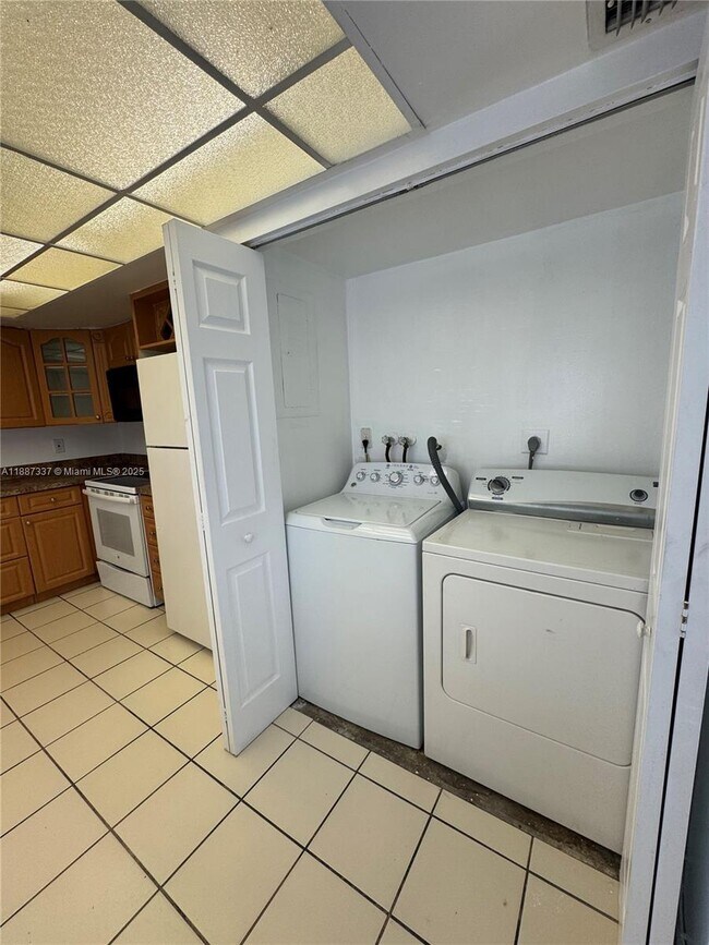 Building Photo - 7025 W Sunrise Blvd